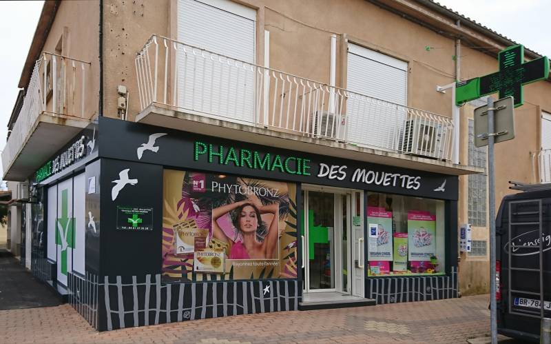Réalisation d'enseigne lumineuse, covering vitrines et recouvrement de façade pour la Pharmacie Des Mouettes à Valras Plage.