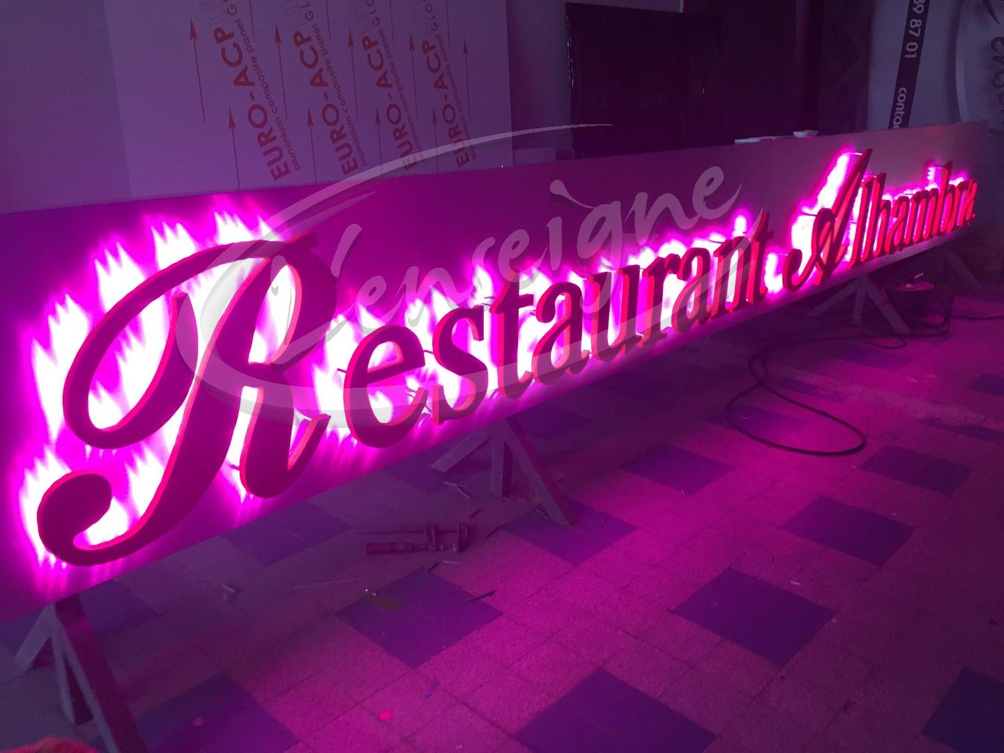 Enseigne de restaurant avec éclairage à changement de couleur à Nimes