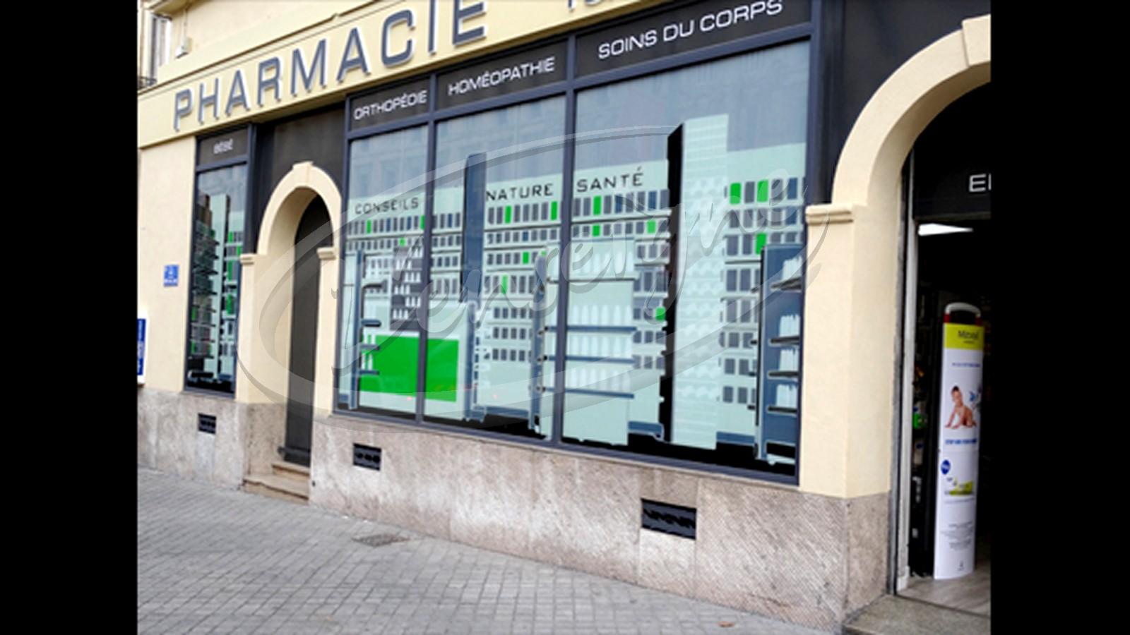 Réalisation d'un covering vitrine pour une Pharmacie à Marseille