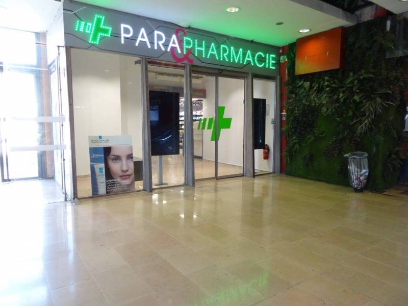 Fabrication et installation d'une enseigne lumineuse pour la Pharmacie Saint Charles à Marseille