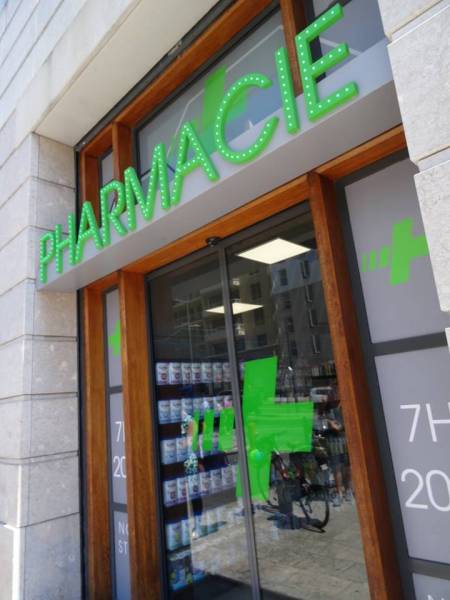 Enseigne lumineuse à diodes vertes et blanches marseille