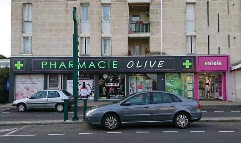 enseigne lumienuse pharmacie istres