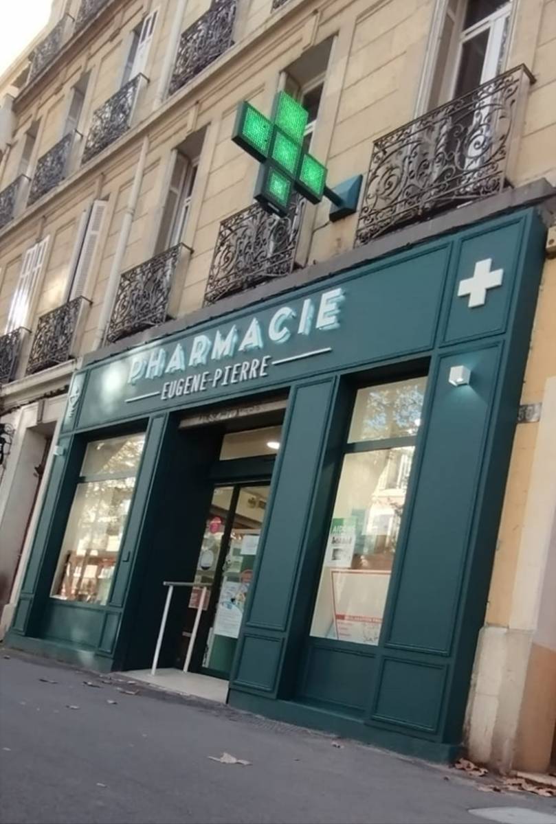 habillage de façade en bois avec moulures à miramas