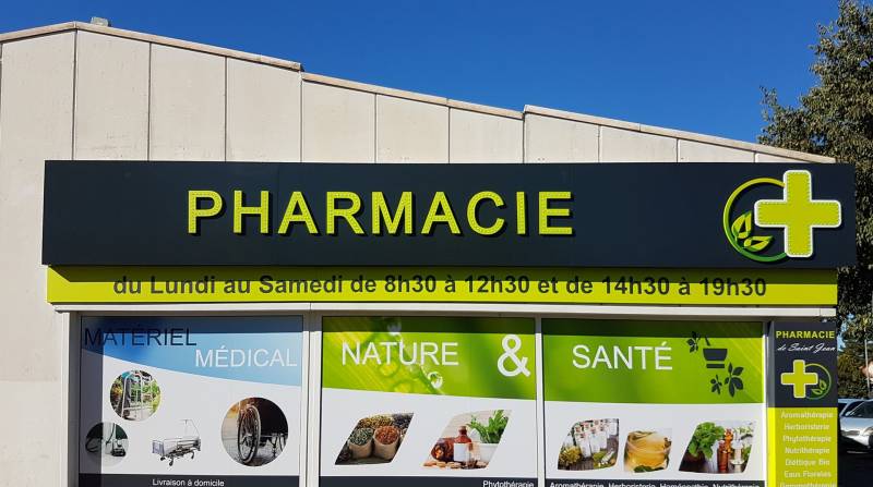 lettres reliefs avec roix de pharmacie à aix en provence
