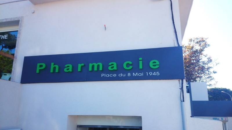 enseigne de pharmacie à Martigues