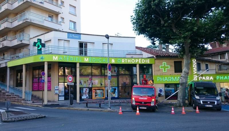 enseigne croix de pharmacie lumineuse aveyron