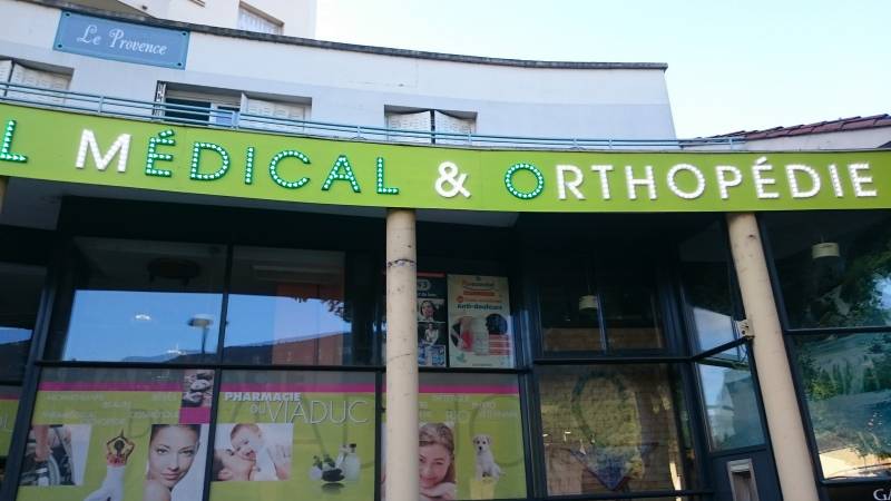 enseigne et croix de pharmacie millau