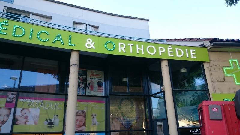 enseigne lumineuse et croix de pharmacie nimes