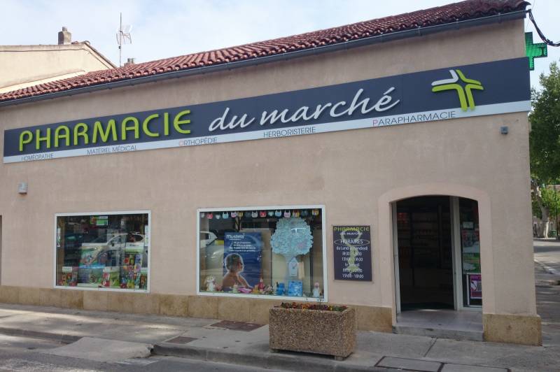 Enseigne en lettres reliefs et croix de Pharmacie à Senas