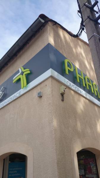 Enseigne en lettres reliefs et croix de Pharmacie à Senas