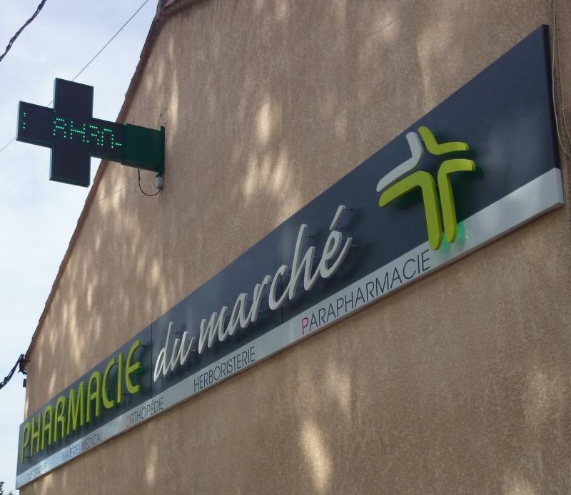 Enseigne en lettres reliefs et croix de Pharmacie à Senas