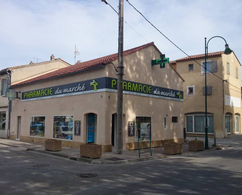 Enseigne en lettres reliefs et croix de Pharmacie à Senas