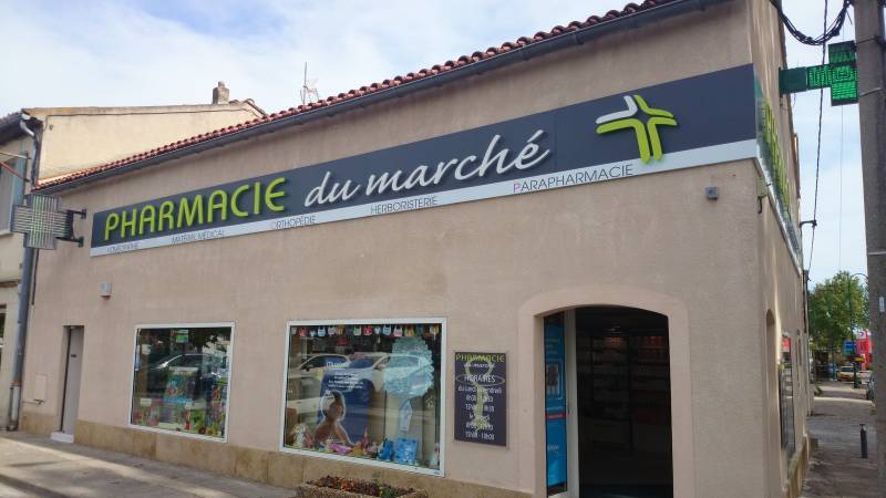 Enseigne en lettres reliefs et croix de Pharmacie à Senas