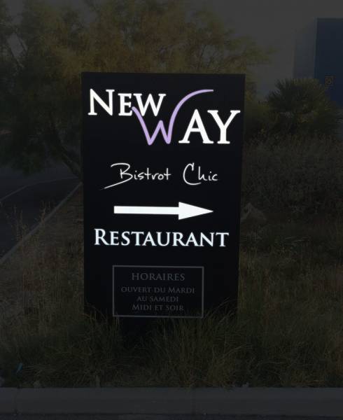 totem publicitaire avec texte lumineux marseille