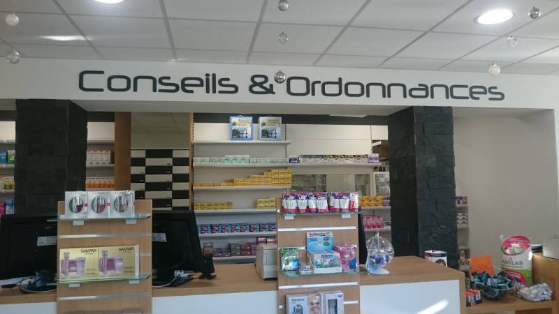 signalétique intérieure et croix de pharmacie nimes