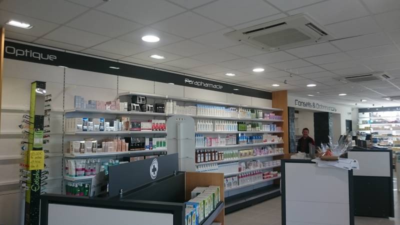 communication intérieure et croix de pharmacie arles