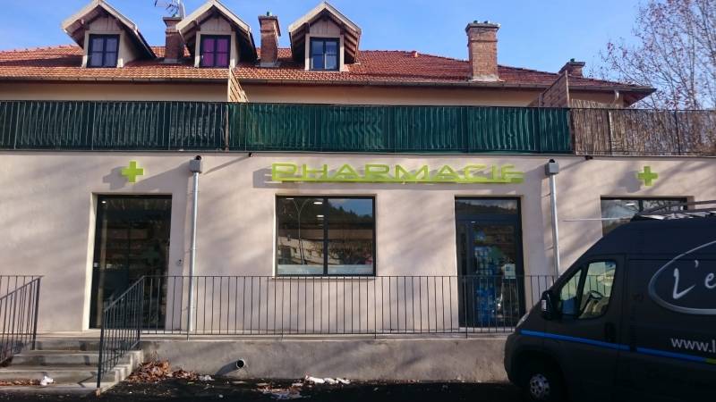 enseigne et croix de pharmacie bouches du rhone