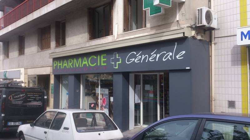 habillage de facade moderne texte lumineux pharmacie marseille