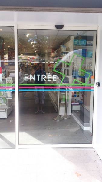 décoration de vitrine pharmacie marseille