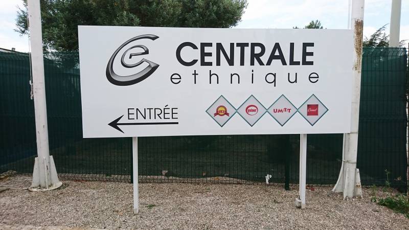 Panneau signalétique bord de route marseille