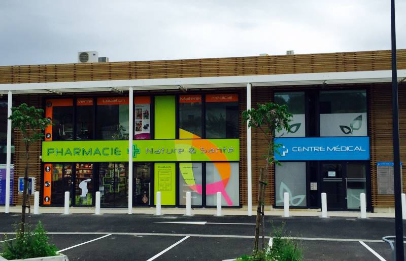 enseigne lumineuse Pharmacie Nature et Santé dans l'Hérault