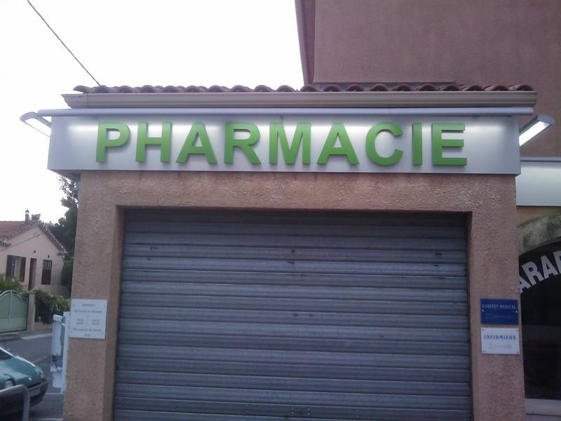 enseigne et croix de pharmacie martigues