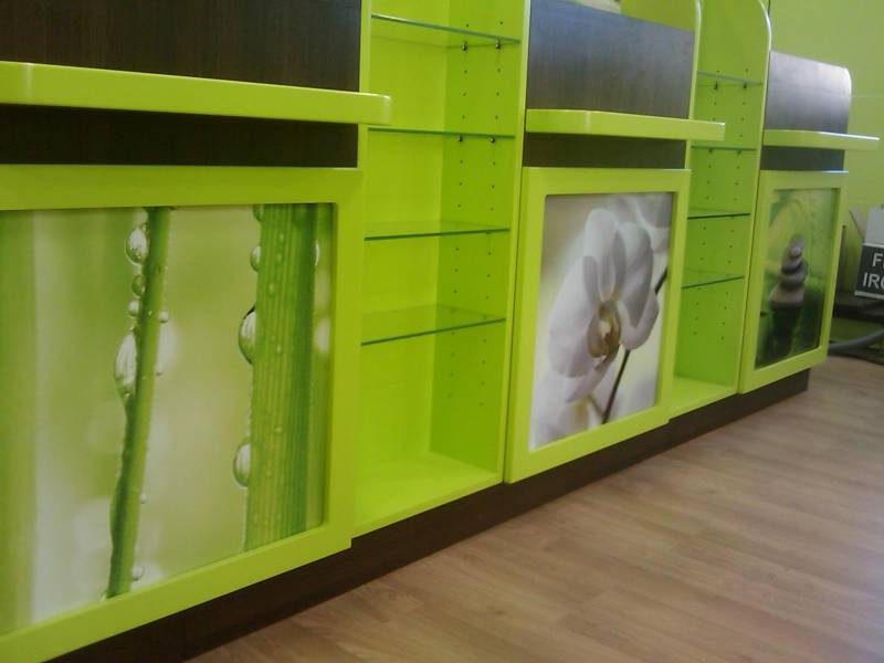 comptoir et croix de pharmacie istres