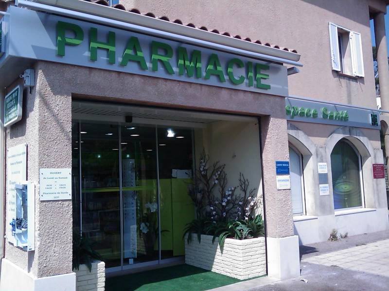 enseigne et croix de pharmacie arles