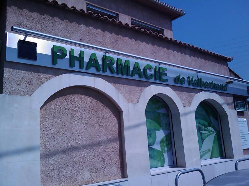 enseigne et croix de pharmacie bouc bel air
