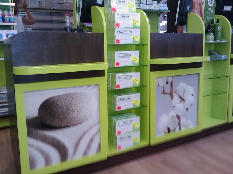 comptoir et croix de pharmacie vitrolles