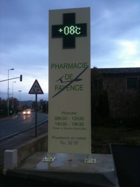 totem double avec croix de pharmacie à diodes aix en provence