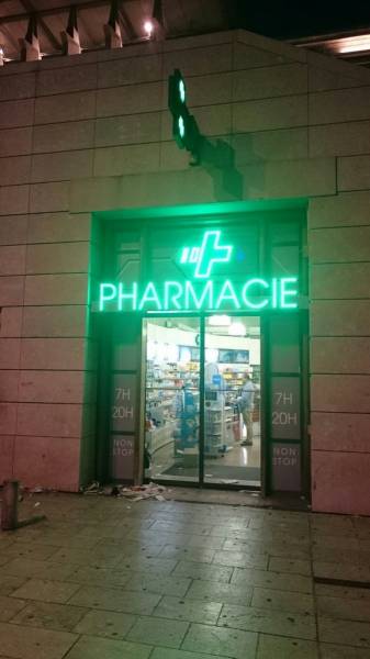 Enseigne lumineuse à diodes vertes et blanches marseille