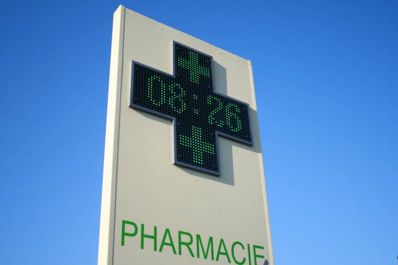 totem avec croix de pharmacie montpellier