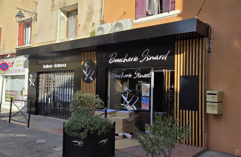 Fabrication et installation de la nouvelle devanture personnalisée pour la boucherie Isnard à St Chamas