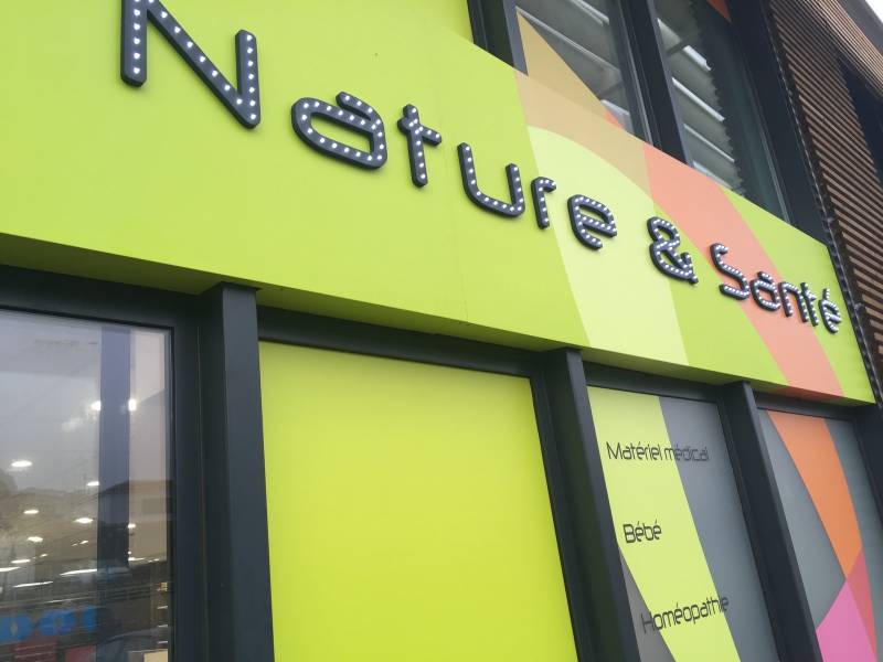 Signalétique lumineuse et lettres reliefs Pharmacie Nature et Santé herault