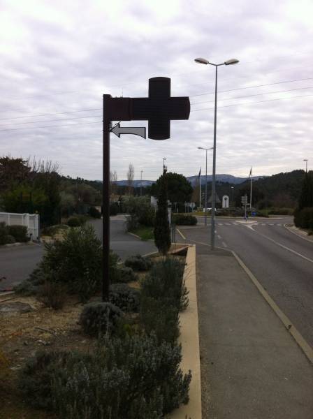 Croix de pharmacie et signalisation lumineuse martigues