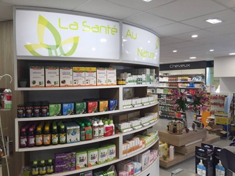 Façade de Pharmacie visible de nuit marseille