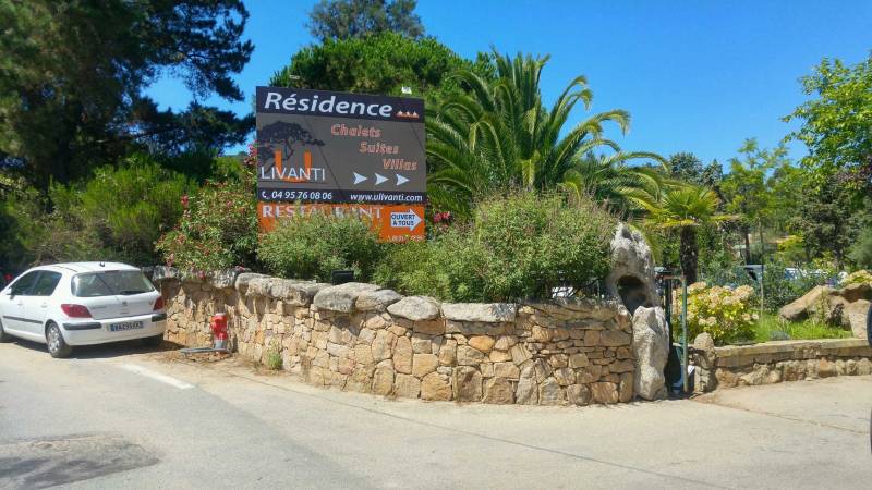 Panneau signalétique bord de route istres