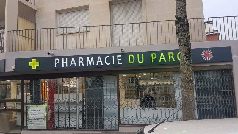 panneau publicitaire et croix de pharmacier nimes