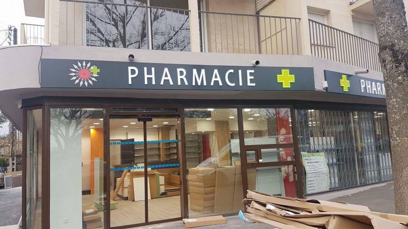 panneau lumineux et croix de pharmacie martigues