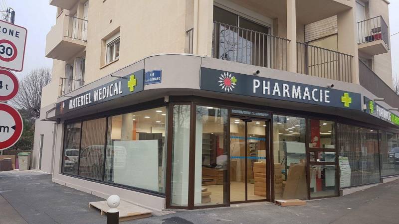 enseigne lumineuse et croix de pharmacie millau