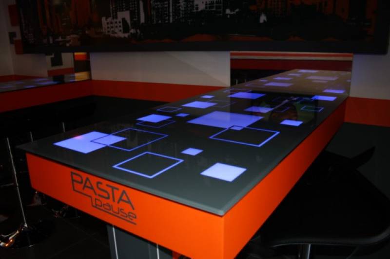 mange debout sur mesure lumineux restaurant montpellier