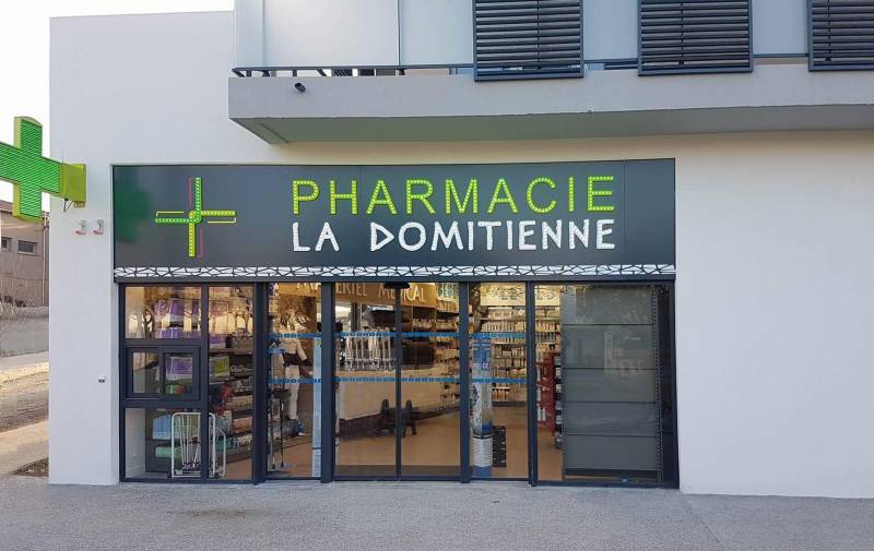 enseigne lumineuse et croix de pharmacie istres
