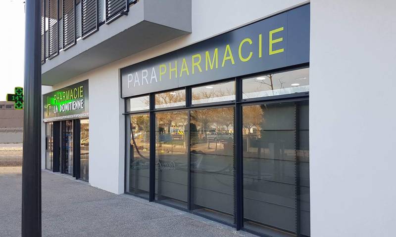 enseigne lumineuse et croix de pharmacie miramas
