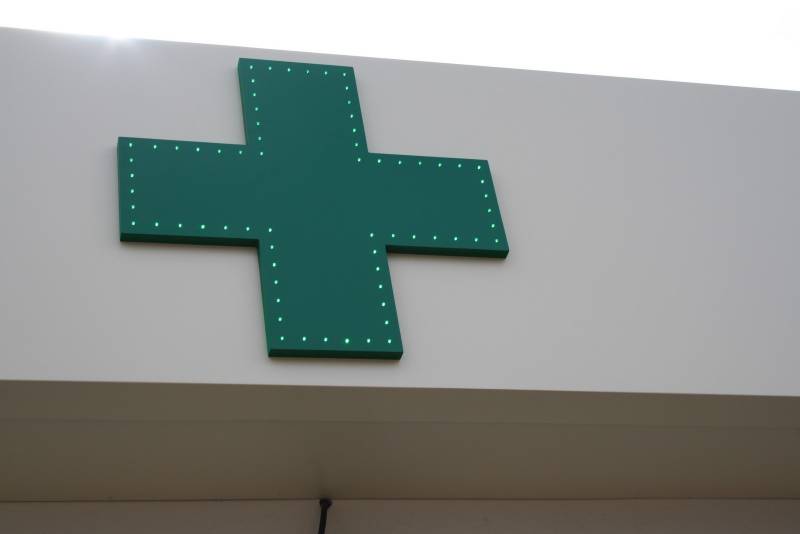 panneau et croix de pharmacie lumineuse martigues