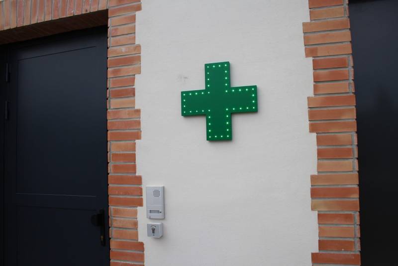 petite croix de pharmacie à diodes nimes