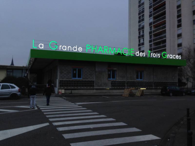 enseigne lumineuse pharmacie roanne