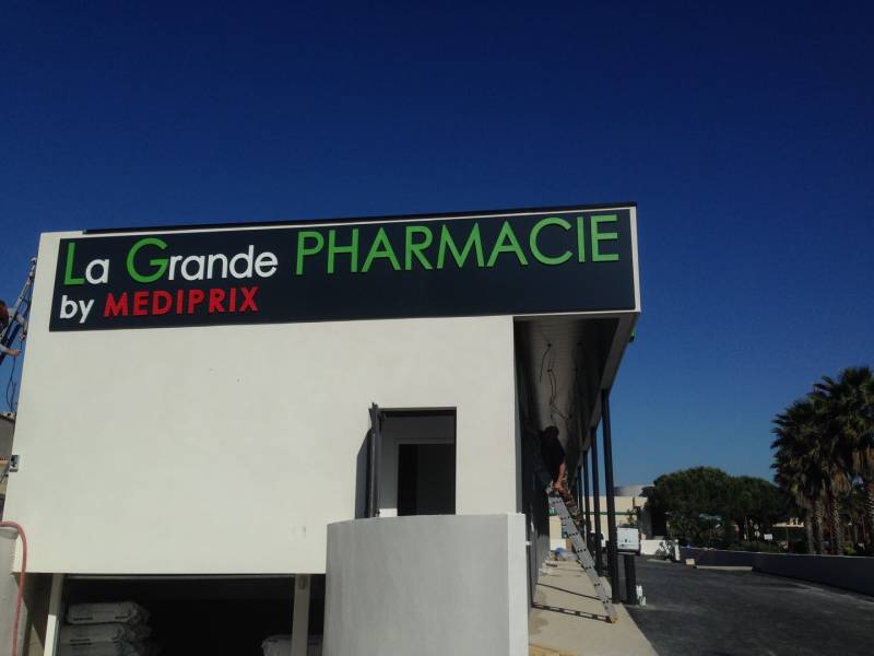 enseigne lumineuse pharmacie avec lettres relief perols