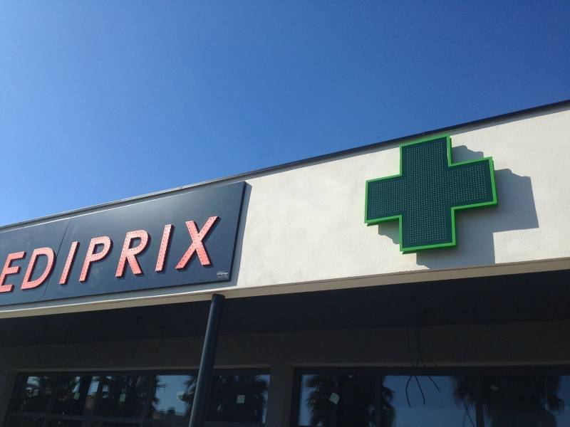 enseigne de pharmacie perolscroix de pharamcie à led vitrolles