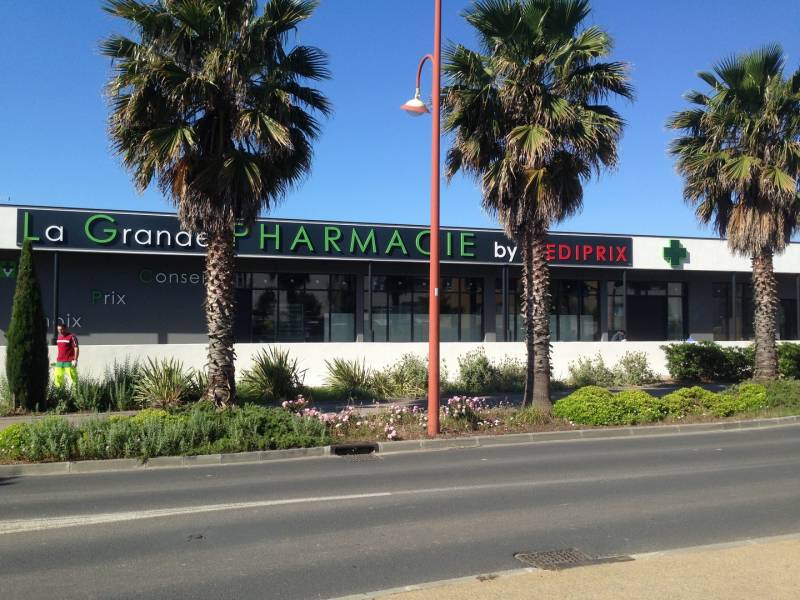 enseigne croix de pharmacie à led marignane